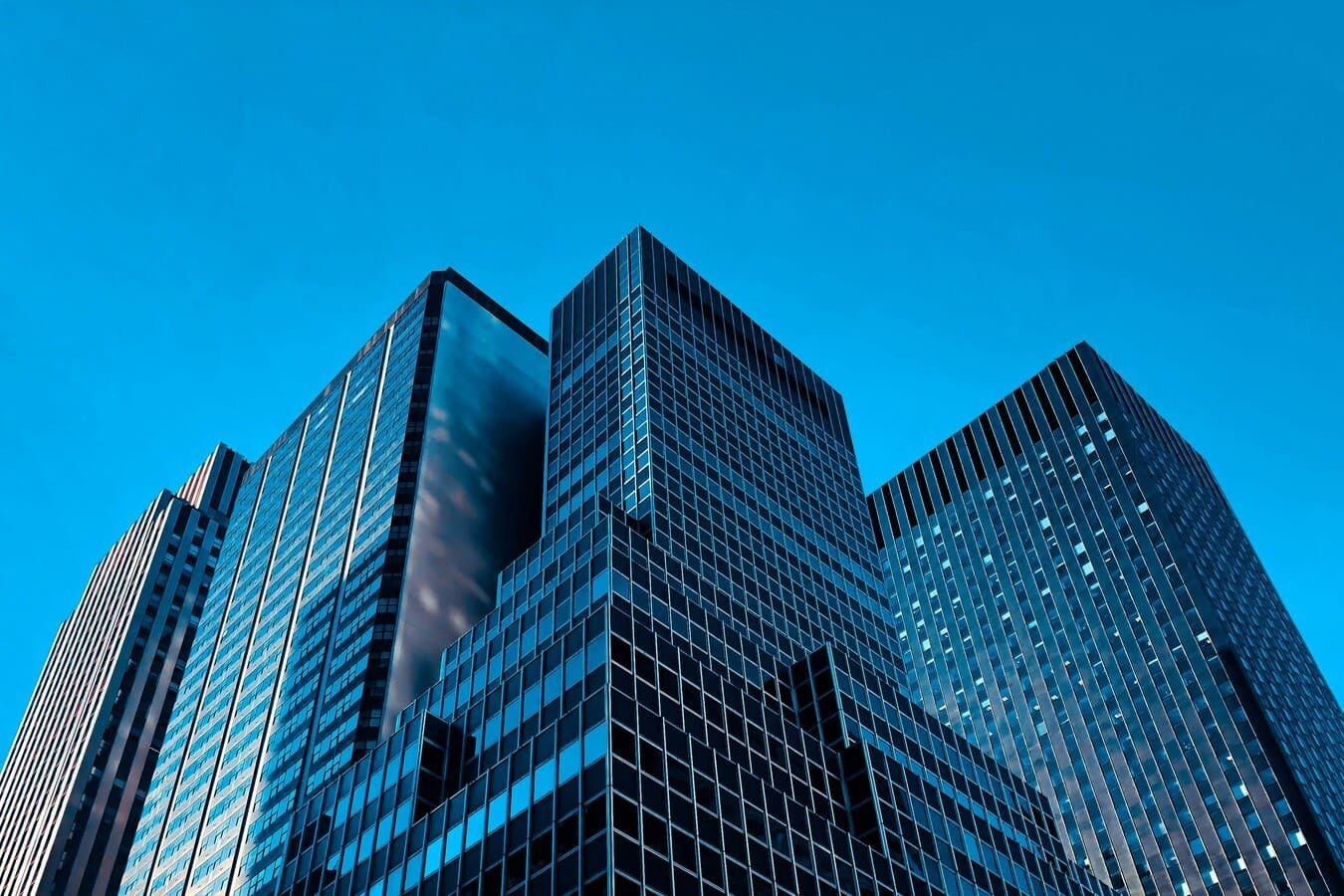 Freezone, mainland czy holding — jak dobrać strukturę w UAE, żeby nie skończyć z ładną spółką i słabą użytecznością