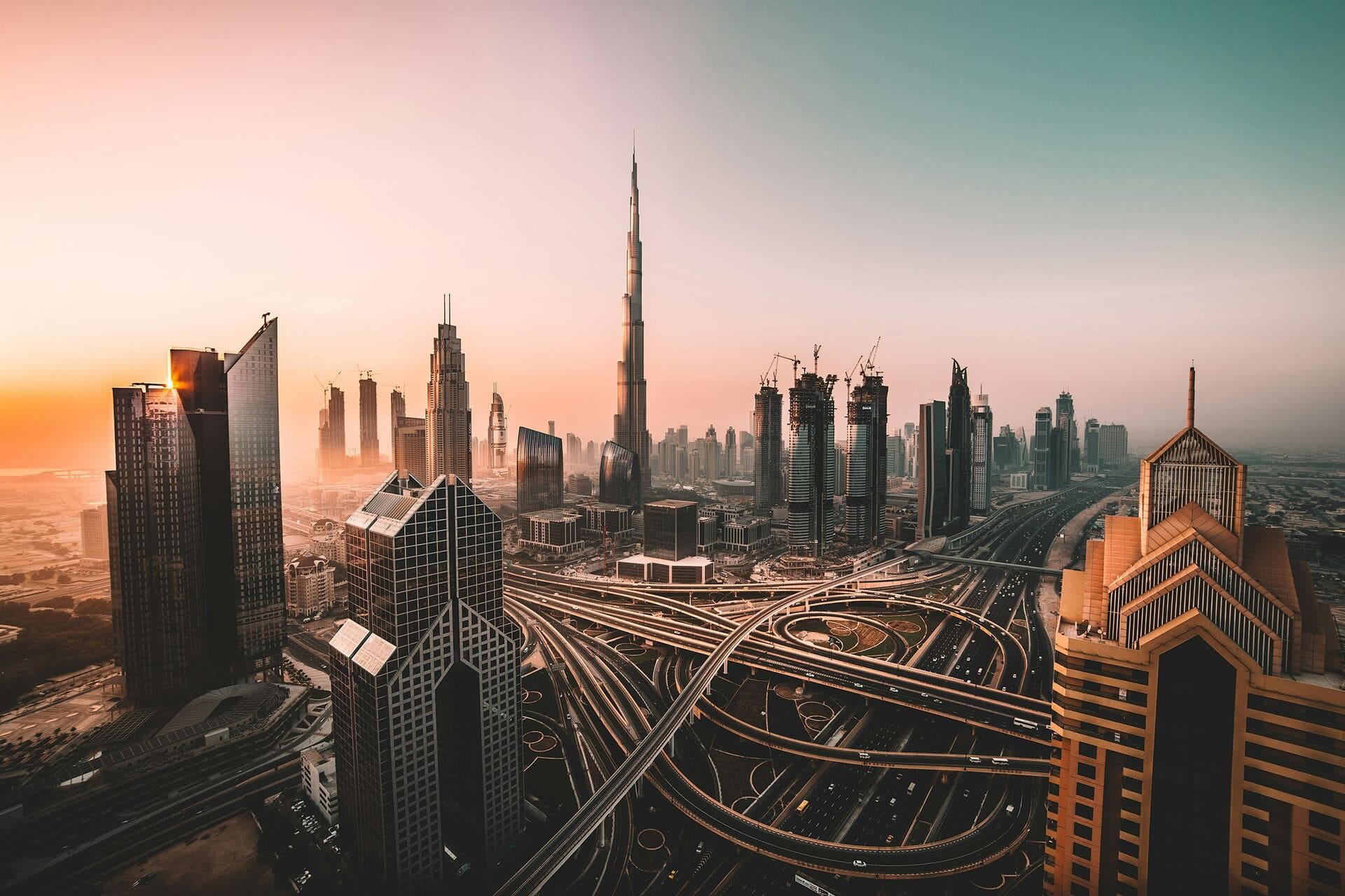 Panorama Dubaju o zmierzchu — dywersyfikacja majątku między Europą a Emiratami